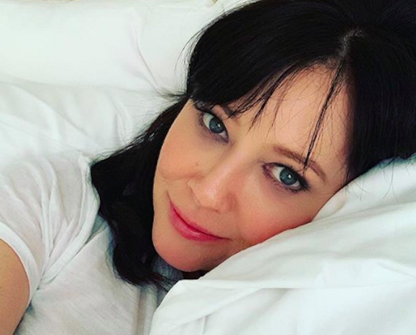 Shannen Doherty laying in bed in a selfie