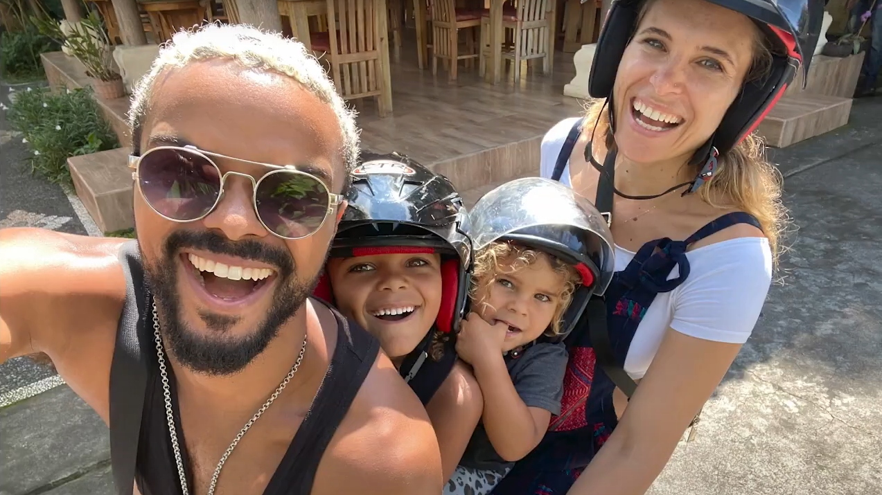 Eka Darville with his kids (including Mana) and wife.