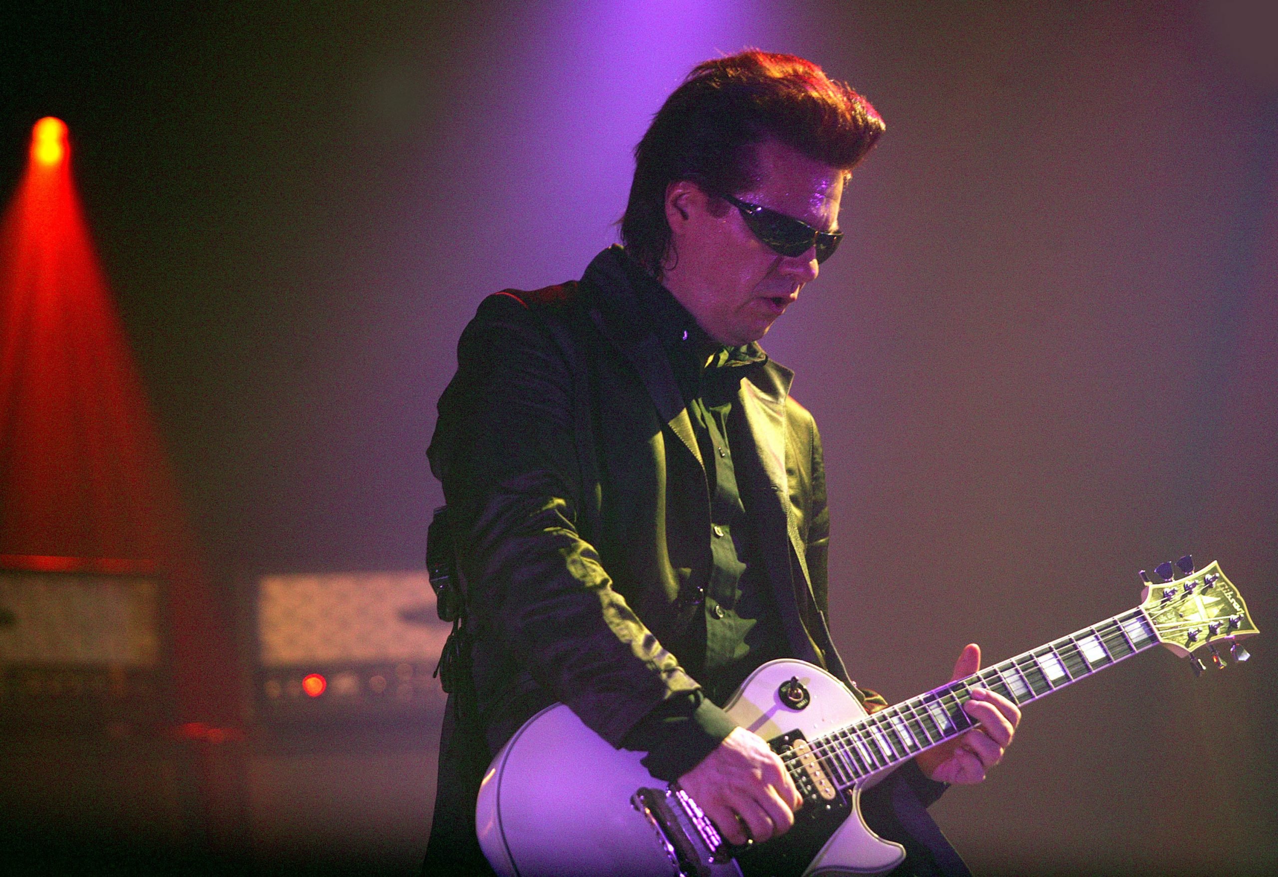 Andy Taylor performs on stage in 2004 (Getty Images)