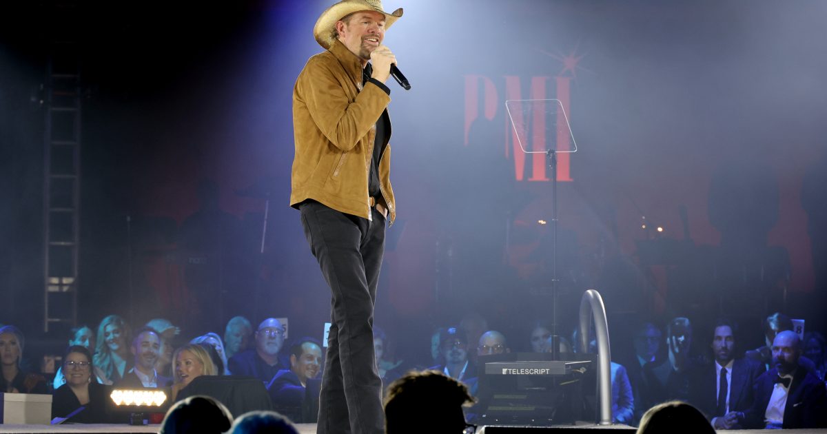 Toby Keith performs in Nashville amid stomach cancer battle