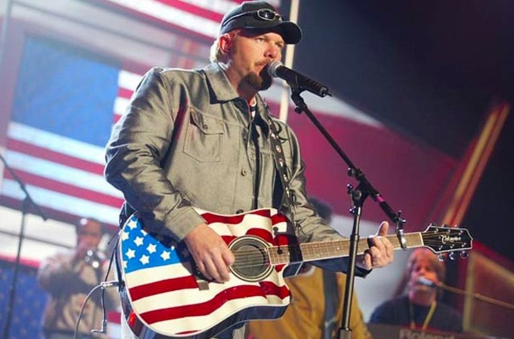 Toby Keith Makes Surprise Onstage Comeback After Cancer Treatment